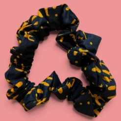 Scrunchie Afrikaanse print - Haaraccessoire - Zwart Geel Bogolan
