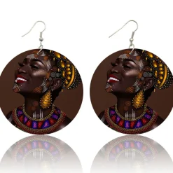 Traditioneel portret - Afrikaanse oorbellen