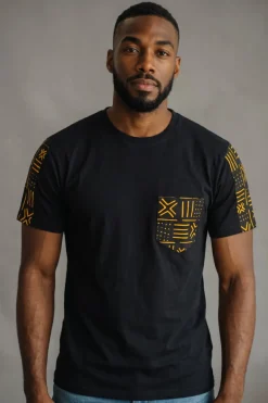 T-shirt met Afrikaanse print details - Gele Bogolan borstzak