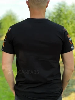 T-shirt met Afrikaanse print details - bruine bogolan mouwen en borstzak